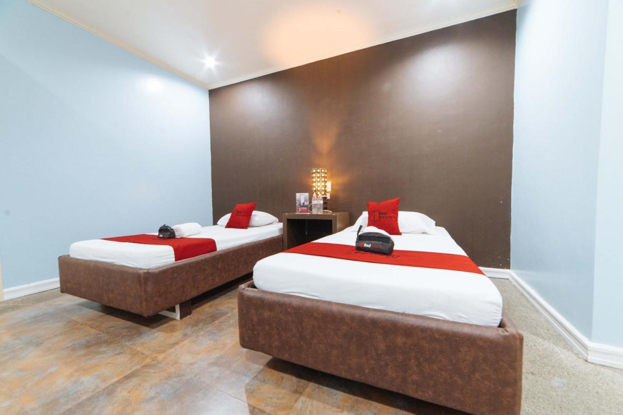 Reddoorz @ N Roldan Street Hotel Kalibo Exterior photo