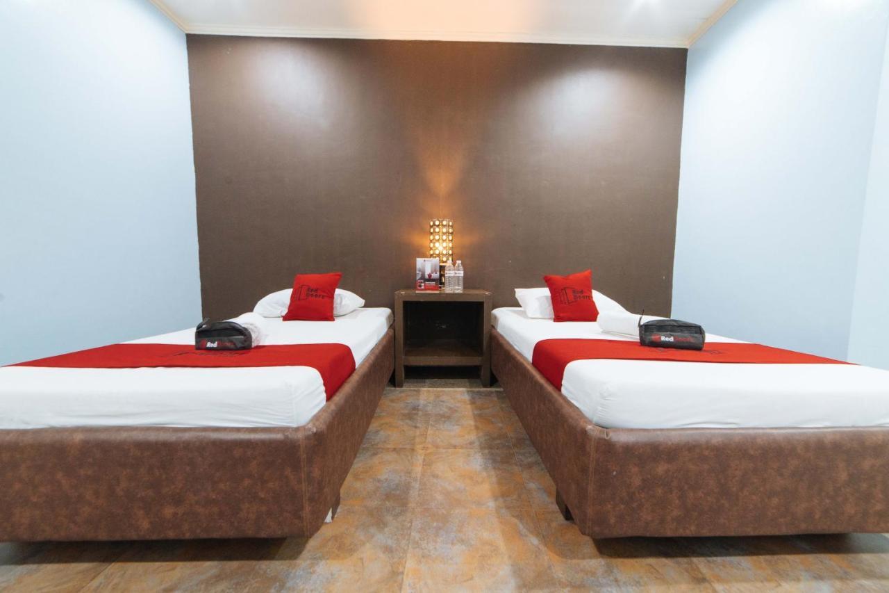 Reddoorz @ N Roldan Street Hotel Kalibo Exterior photo